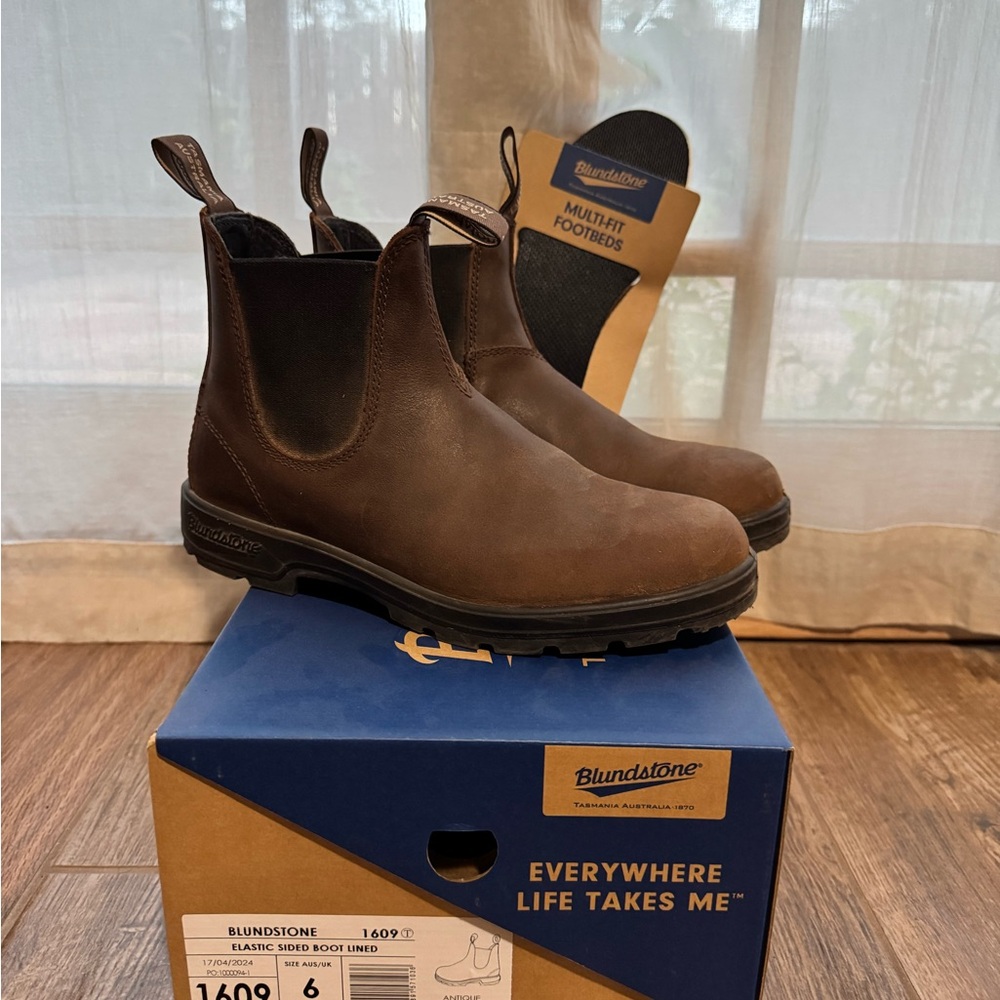 Blundstone Chelsea Boots - Women’s 9